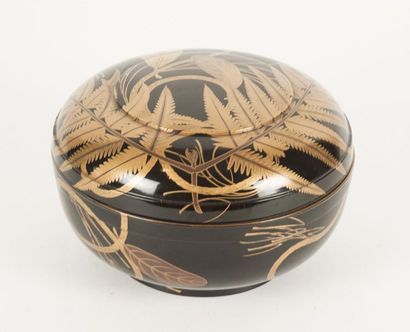 null CUP, JAPAN
Lacquer bowl with lid and floral decoration. Japan, 20th century
H:...