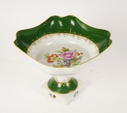 null PORCELAIN, LIMOGES
Limoges porcelain centerpiece bowl with floral decoration...