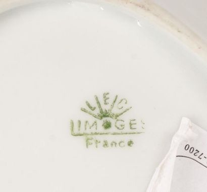 null PORCELAINE, LIMOGES
Coupe centre de table en porcelaine de Limoges à décor floral...