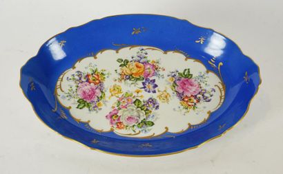 null PORCELAINE DE FRANCE
Plat ovale en porcelaine de France, à décor floral peint...