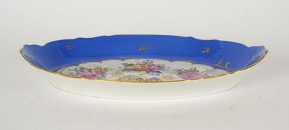 null PORCELAINE DE FRANCE
Plat ovale en porcelaine de France, à décor floral peint...
