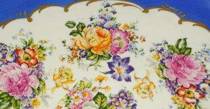 null PORCELAINE DE FRANCE
Plat ovale en porcelaine de France, à décor floral peint...