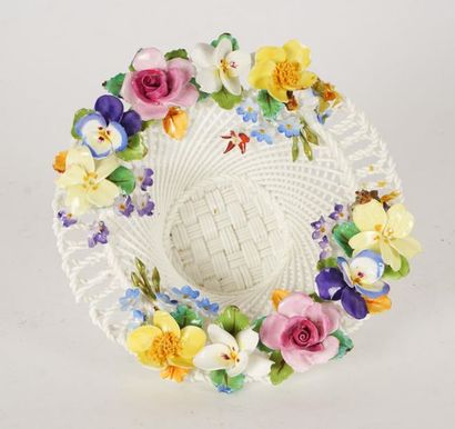 null PORCELAINE, CROWN STAFFORDSHIRE
Petite coupole ajourée à décor floral de Crown...