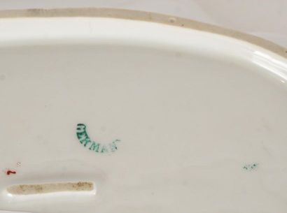 null PORCELAINE, ALLEMAGNE
Plat ovale en porcelaine à décor flora marqué au cul ''...