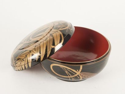 null CUP, JAPAN
Lacquer bowl with lid and floral decoration. Japan, 20th century
H:...