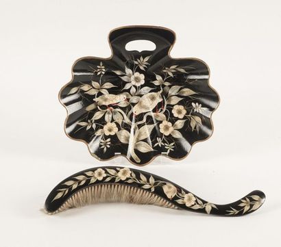 null LAQUE, CHINA
Plate in the shape of a shell and brush in black lacquer with leaves...