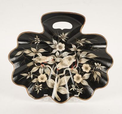 null LAQUE, CHINA
Plate in the shape of a shell and brush in black lacquer with leaves...