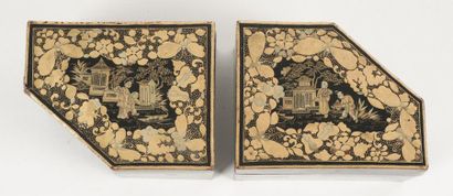 null LAQUE, CHINE
Paire de 2 petites boîtes en laque noire décorées de scènes avec...