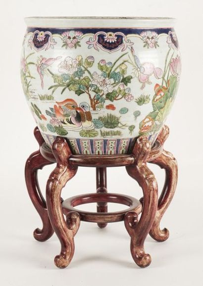 null VASE, CHINE
Vase à poissons, à décor de canards mandarins, papillons et fleurs...