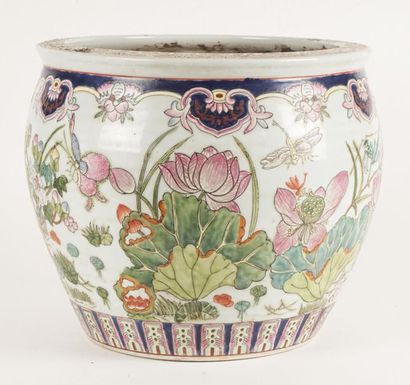 null VASE, CHINA
Fish vase, decorated with mandarin ducks, butterflies and flowers...