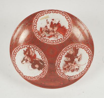 null PORCELAINE ET ÉMAIL, JAPON
Ensemble d'un bol, soucoupe et petite assiette en...