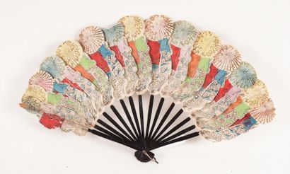 null ÉVENTAIL, JAPON 
Éventail à décor de geisha. Japon, début XXe siècle
38x20cm...