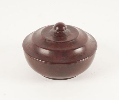 null BAKELITE BOX
Round brown bakelite box with its lid
Diam: 4" or 10cm