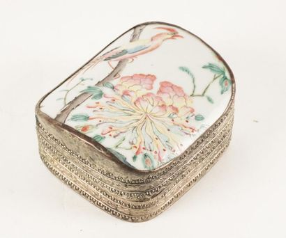 null JEWELRY BOX
Silver metal jewelry box with white porcelain hand painted cover...