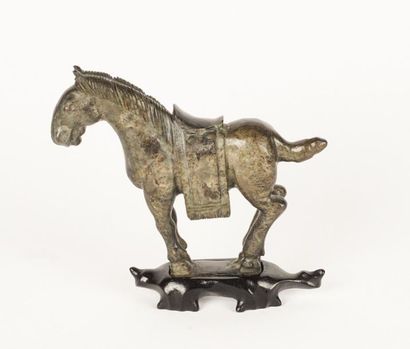 null SERPENTINE
Horse in serpentine on its wooden base
H: 14cm - 5.5'' (base included)
L:...