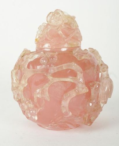 null QUARTZ ROSE
Vase couvert en quartz rose sur son socle en bois, Chine
H: 18cm...