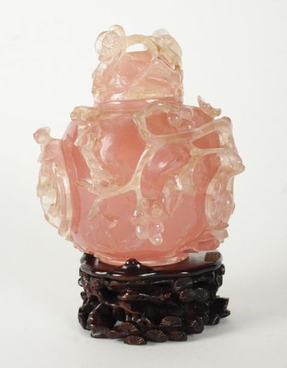 null PINK QUARTZ 
Covered pink quartz vase on its wooden base, China
H: 18cm - 7''
L:...
