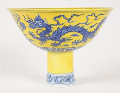 null BÉNÉDICTION DU DRAGON IMPÉRIAL, XVIIIe 
Coupe en porcelaine bleue sur fond jaune...