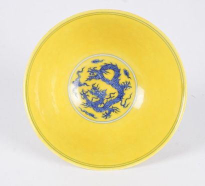 null BÉNÉDICTION DU DRAGON IMPÉRIAL, XVIIIe 
Coupe en porcelaine bleue sur fond jaune...