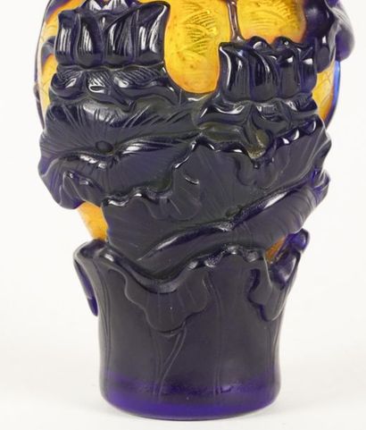null GLASS AND COBALT, 19th century
Small glass vase surrounded by a decoration of...