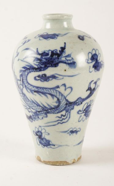 null VASE BALUSTRE, XVIIIe
Petit vase balustre en porcelaine blanche et bleue décoré...