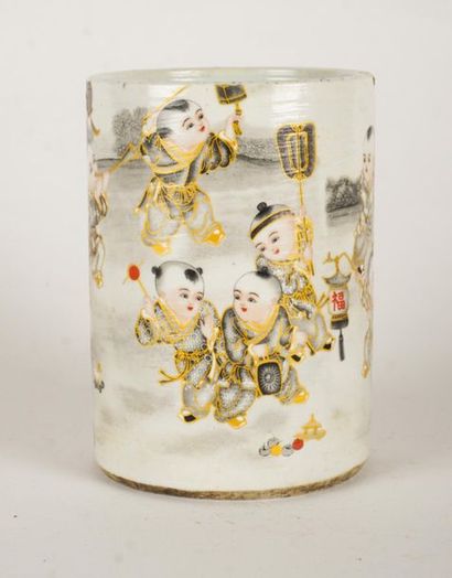 null BRUSH POT
Cylindrical brush pot decorated with young children playing together
H:...
