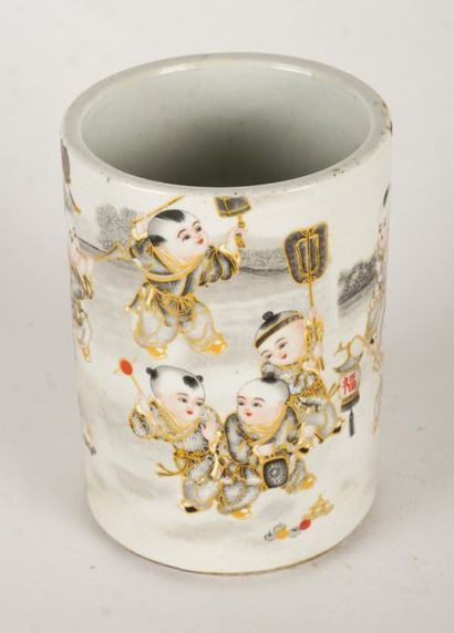 null BRUSH POT
Cylindrical brush pot decorated with young children playing together
H:...
