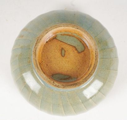 null CÉLADON, XIXe
Tasse à thé en céladon avec motif d’une fleur au creux, XIXe siècle
H...