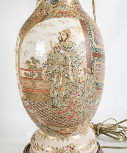 null FAÏENCE, JAPON
Paire de vases en faïence de Satsuma, à décor d’arhat montés...