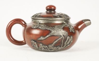 null TEAPOT
Clay teapot covered with a metal decoration representing birds
H: 5cm...