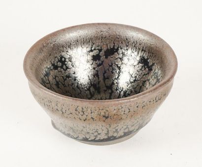 null BOWL, 18th c.
Small "oil drop" bowl, 18th century
H: 4.5cm - 1.75''
D: 7.5cm...