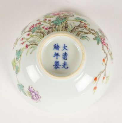 null ÈRE KWANG-HSU 
Petit bol pour le thé de l’ère Kwang Hsu décoré de roses et portant...