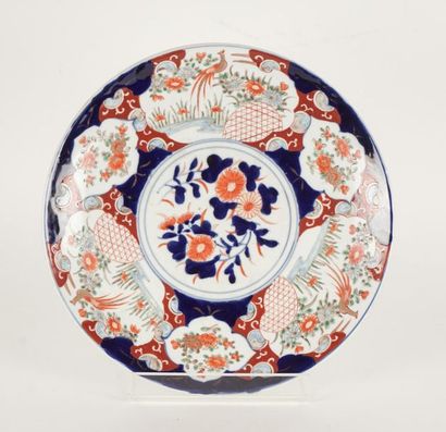 null PORCELAINE, JAPON
Grand plat en porcelaine d’Imari, à décor d’oiseaux et fleurs....