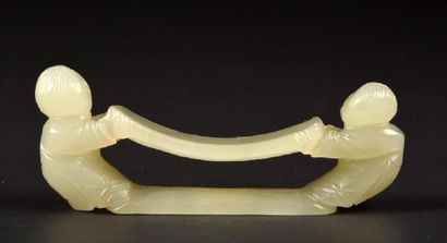 null CHINA
Sculpted celadon jade brush rest, feet forming children. China.
H: 3.5cm...