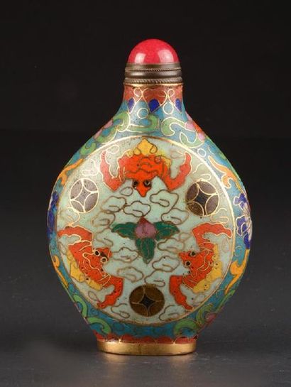 null CHINA
Cloisonné enamelled snuff bottle with polychrome decoration of bats, flowers...