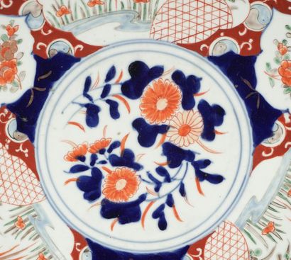 null PORCELAIN, JAPAN
Large dish in Imari porcelain, decorated with birds and flowers....