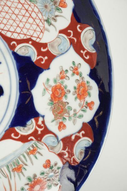 null PORCELAINE, JAPON
Grand plat en porcelaine d’Imari, à décor d’oiseaux et fleurs....