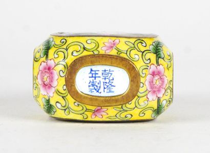 null SNUFFBOX
Porcelain snuffbox decorated with characters.
H: 7cm - 2.75''
L: 4cm...