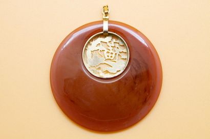 PENDENTIF EN CORNALINE CORNALINE PENDANT
Important round carnelian pendant with piece...