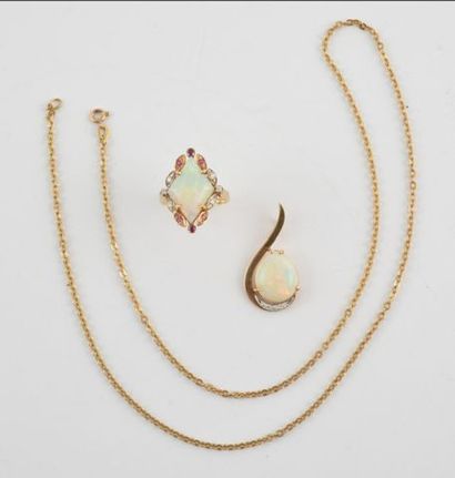 null 18K GOLD SET, OPAL, DIAMONDS RUBIES
Set composed of an 18K yellow gold chain,...