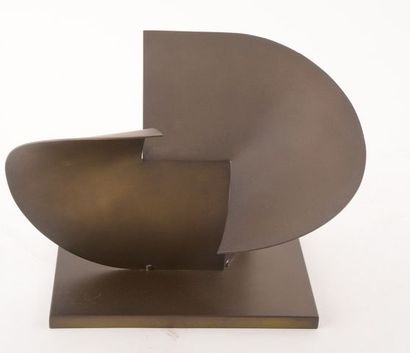 null THIBEAULT, Danielle (1946)
"Ove no 4" (1986)
Patinated brass, unique piece
Signed...