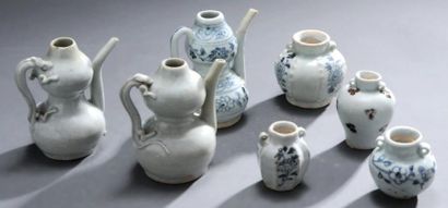 DYNASTIE MING (1368-1644) Lot de sept pièces en porcelaine « bleu blanc » (qing hua):...