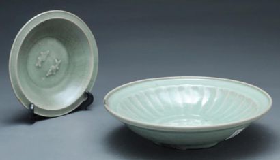 DYNASTIE MING (1368-1644) Deux coupes en grès porcelaineux à glaçure céladon de Longquan:...