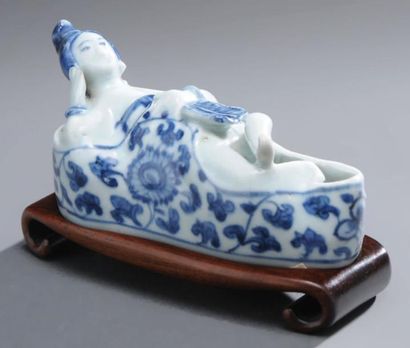 DYNASTIE MING (1368-1644) Godet à eau anthropomorphe en porcelaine décorée en bleu...
