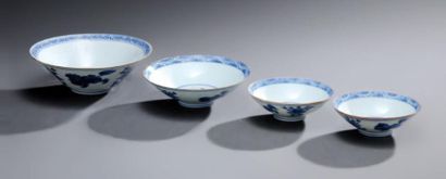 null Lot de quatre coupes en porcelaine à décor « bleu blanc » de pivoines (fuguihua)...