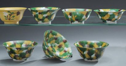 KANGXI (1662-1722) Lot de quatre bols en porcelaine émaillée vert et jaune manganèse...