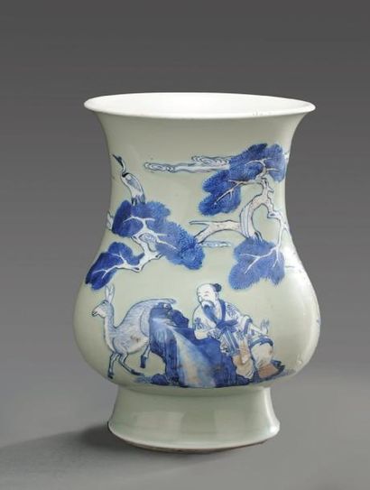 KANGXI (1662-1722) Important vase balustre à fond vert en porcelaine ornée d'immortels...
