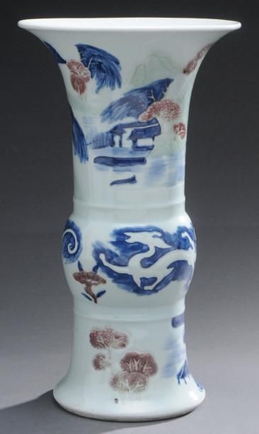 null Vase cornet (gu) en porcelaine à fond vert à décor paysagé de fleuves sur lesquels...