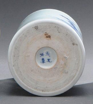 KANGXI (1662-1722) Pot à pinceaux (bitong) en porcelaine à décor « bleu blanc » (qing...