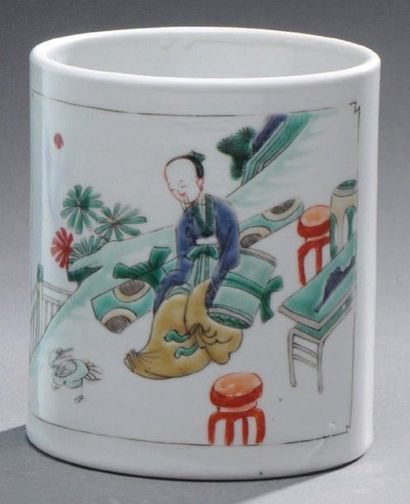 KANGXI (1662-1722) Pot à pinceaux (bitong) en porcelaine à décor émaillé de la famille...